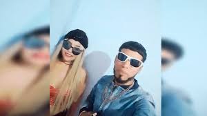 La real academia española, que utiliza su cuenta de twitter (@raeinforma) y el hashtag #dudarae para resolver cuestionamientos sobre el castellano, sin querer, envió un mensaje a los cantantes de música urbana. Facebook Viral Anuel Aa And Karol G Are Imitated By A Couple Who End Up Making A Fool Of Themselves Fb Viral Peru Guilty Trap Bebecita Video Trends