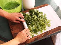 Comment Conserver Vos Herbes Aromatiques 3 Fois Plus Longtemps En 2020 Herbes Aromatiques Secher Des Herbes Aromates