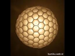 Kerajinan dari barang bekas yang satu ini juga sudah pasti sering kamu lihat. Membuat Lampu Dari Gelas Dan Sendok Plastik Youtube