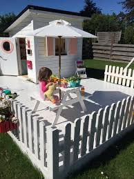 Ebbas Cafe Regal Hauser Hinterhof Spielhaus Kinderspielhaus Garten
