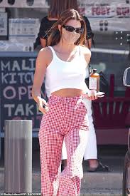 Kendall jenner's style may be versatile on the runways, but off the catwalk she has her own seriously defined taste. Kendall Jenner Displays Off Her Taut Tummy In A Pair Of Purple Gingham Print Trousers As She Grabs Lunch