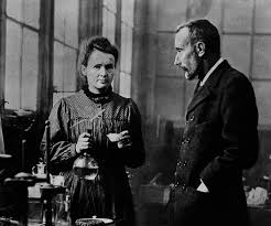 She was known as the mother of modern physics for her pioneer work in research about radioactivity, a word she coined. Marie Curie Was In 1903 De Eerste Vrouw Die Een Nobelprijs Won Opzij