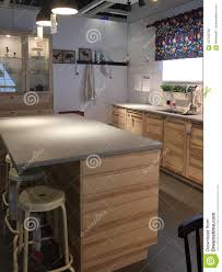 Cocinas ikea, todas las ofertas a tu alcance. Diseno Moderno De La Cocina Con La Isla En La Tienda De Equipamiento Ikea Foto De Archivo Editorial Imagen De Isla Ikea 107535788