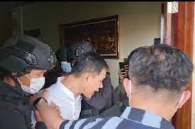 Densus 88 menangkap munarman di rumahnya, di pamulang, tangerang selatan, selasa (27/4) atas dugaan terkait aksi terorisme. 2smxhbyzba8smm