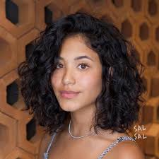 Best Hairstyles And Haircuts For Heart Shaped Faces Short Curly Haircuts Curly Hair Styles Curly Hair Styles Naturally