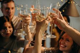 Questo capodanno è inusuale per tutti noi, tutti siamo costretti a festeggiarlo a casa nell'intimità del nostro nucleo famigliare. Capodanno In Casa Idee E Giochi Per Aspettare Il Nuovo Anno Donnad