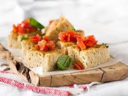 Farina di mandorle 45gr, farina di farro 13gr, semi di canapa 3gr, panna 20gr, 1 uovo , lievito di birra 3gr, olio di oliva 3 cucchiaini. Focaccia Con Grano Russello E Farro Viridea