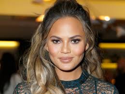 Chrissy teigen started modeling as a teenager, eventually landing on the cover of sports illustrated's swimsuit issue in 2010. Chrissy Teigen S Fuller Lips Are An Allergic Reaction Not Filler Photos Allure