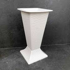 Vas bunga merupakan bunga hidup yang dimasukkan ke dalam vas yang berisi air yang bertujuan agar bunga tidak cepat layu dan terlihat senantiasa segar. Jual Vas Bunga Plastik Tinggi 24 5cm Mulut Atas 12 5cm X 12 5cm Terbaru Juni 2021 Blibli