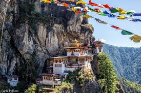 Gunung tersebut berlokasi di pegunungan himalaya yang mana terbentang antara wilayah tiongkok dan nepal. 7 Tempat Misterius Di Pegunungan Himalaya Berani Mendaki