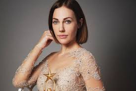 Картинки по запросу мерьем узерли Merem Uzerli Pokazala Selfi S Dzherardom Batlerom S Kinofestivalya Berlinale Plitkar