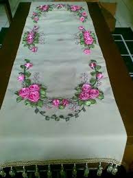 Kurdele Nakisli Gulle Masa Ortusu Kadinlar Sitesi Tutorial Bordado De Cintas Bordado Cinta De Seda Manteles Pintados En Tela