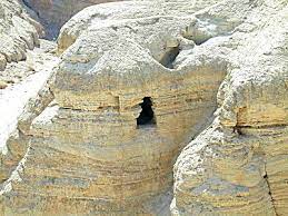 Nelle grotte di qumran, una località sul mar morto nello stato d'israele, sono stati rinvenuti anni fa i frammenti più antichi del vecchio testamento e dei vangeli. Gesu Non Era Un Esseno Nessun Legame Con La Comunita Di Qumran Uccr