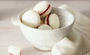 Quando il cioccolato si sarà raffreddato e solidificato, disponete i baci di dama sul piatto da portata e serviteli. Baci Di Dama Al Cocco Senza Cottura Leitv