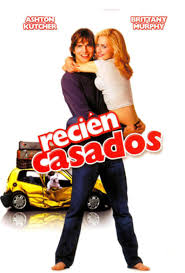 Él trabaja en un programa de radio nocturno y le apasionan los deportes. Recien Casados 2003 Pelicula Play Cine