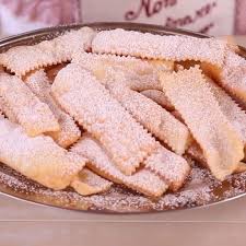 Le chiacchiere al forno sono buonissime e non faranno rimpiangere quelle fritte, anche perché non tutti le possono disponete le chiacchiare all'interno di una placca foderata con della carta forno e, spennellatele con l'uovo sbattuto, al quale avrete aggiunto poco latte. Chiacchiere Frappe Bugie Di Carnevale Fritte E Al Forno Ingredienti 1 Uovo 1 Cucchiaio Di Zucchero 1 Cucchiaio Di L Ricette Di Cucina Ricette Idee Alimentari