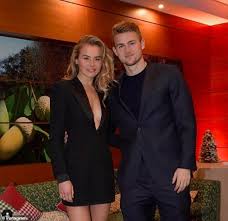 Join the discussion or compare with others! Matthijs De Ligt Sagt Er Ist Glucklich Bei Juventus Trotz Behauptet Man United Waren Bereit Zum Schlag Aktuelle Boulevard Nachrichten Und Fotogalerien Zu Stars Sternchen