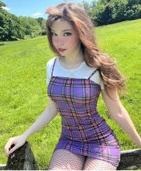 What makes internets fave e girl Belle delphine attractive ? :  rQOVESStudio