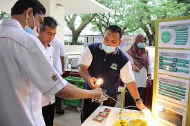 Look through examples of pengajian translation in sentences, listen to pronunciation and learn grammar. Usm News Portal Usm Ncia Sumbang 300 Tablet Buat Calon Spm Terpilih Kategori B40 Dari 8 Buah Sekolah Sekitar Pulau Pinang