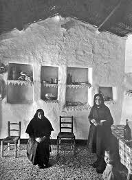 Donne In Cucina Da Notare Le Mensole Scavate Nella Parete Dette Saccaio Quando I Mobili Non C Erano Sar Foto In Bianco E Nero Vecchie Foto Immagini