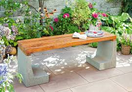 Die bänke sind mit holz belegt, können aber auch ohne holzauflage. Holz Beton Bank Im Garten Sitzbank Garten Gartenbank Selber Bauen Betonblock Garten