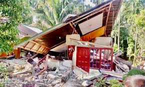 Tanah bergerak dan semburan lumpur panas dilaporkan terjadi usai gempa magnitudo 6,2 mengguncang wilayah kabupaten pasaman dan pasaman barat . T1yqvurx0j0okm