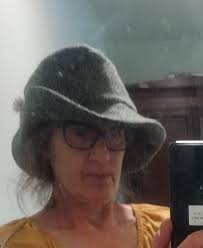 Here's my son's hat. Butterick 6538. It's not as crisp as I would have  liked, but I made it from an Ann Taylor skirt. The feather is fringed  pillow case (lining) fabric. |