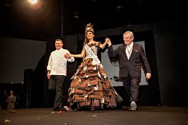 Defile Robe En Chocolat Mrs Jacques Le Garrec Et Serge Abalain Salonduchocolatmarseille2013 Chokolade