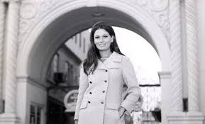 Η ρίκα διαλυνά παραχώρησε συνέντευξη στο gala και μίλησε για τον λόγο που δεν θέλει να λέει την ηλικία της. Rika Dialyna H Ekrhktikh Krhtikia Kallonh Poy Magepse Ton Marlon Mpranto Fwto