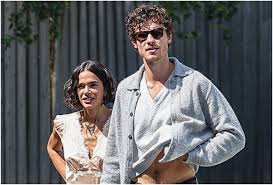 Bruna Marquezine vai à igreja com Shawn Mendes nos EUA e look chama atenção