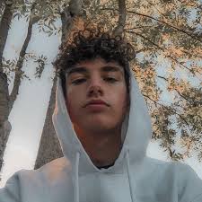 But ultimately, what styles are trending for a 10 year old boy are going to also look stylish on all kids this young. Pin By Feli On Guys Cute Teenage Boys Curly Hair Styles Boys With Curly Hair