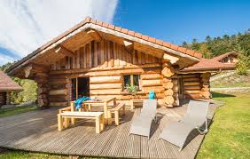 Realizeaza case si cabane din lemn rotund (busteni), case de tip sandwitch, case din lemn patrat (grinda), cu imbinare de tip coada de randunica, mobilier pentru interior si exterior realizat din lemn masiv de. Cabane Din Lemn Avantaje Etape Constructie Structuri Reformex