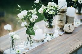 Eine Hochzeit Ganz Im Naturlichen Stil Birkenholz Jute Und Spitze Lassen Eure Tischdeko Modern Und Locker Hochzeit Deko Tisch Holzerne Hochzeit Hochzeit Grun