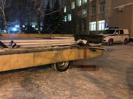 Следственный комитет рф примет все меры для детального установления причин трагедии в школе казани, сообщил 11 мая глава ведомства александр бастрыкин на своей странице. V Centre Kazani Muzhchinu Nasmert Pridavilo Upavshimi V Kuzove Avto Steklopaketami