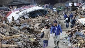 Après le séisme du 11 mars 2011 au japon, la terre tourne un peu plus. Mars 2011 Circuler Dans Un Japon Devaste Par Une Triple Catastrophe