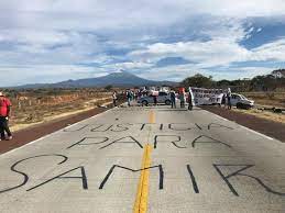 La autopista tenia planeada acabarse en el 2000, todavia en el sexenio de zedillo, pero por retrasos economicos, la dificultad del terreno y los constantes bloqueos hizo que. Activistas Bloquean Autopista Siglo 21 Senalan Que Son Criminalizados Estados La Jornada