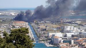 Un impressionnant incendie se déclenche à l’entrée Est de Sète près de la station d’épuration, l’intervention des pompiers est en cours