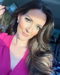 Lindsay Cline's Instagram, Twitter & Facebook