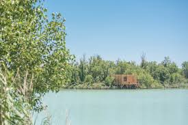 Une salle d'eau fonctionnelle, des terrasses donnant sur le plan d'eau, certaines. Les Cabanes Des Grands Cepages Ouverture D Un Nouveau Domaine Eco Responsable A Avignon