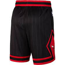It was the bulls' first of three straight championships and the first finals mvp trophy for michael jordan. Chicago Bulls Herrengeschaft Bulls Herrenbekleidung Bekleidung Nba Store