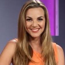 Nach dem abitur absolviert sie zunächst von 2006 bis 2008 begrüßte annika lau im sat.1 frühstücksfernsehen die zuschauer. Neue Moderatorin Fur Das Grosse Backen Annika Lau Folgt Auf Enie Van De Meiklokjes Tv Wunschliste