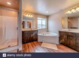 corner bathtub between two vanity units