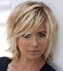 Trop souvent, les femmes gardent leurs cheveux longs même si la longueur n'est pas flatteuse. Poney Fringy Coiffure Avec Tresse Tagli Per Capelli Biondi Tagli Capelli Spettinati Tagli Di Capelli