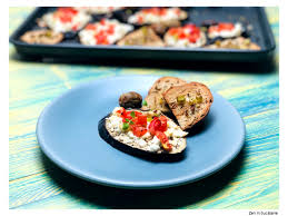 O reteta simpla de vinete rumene si gustoase, crestate si umplute cu bucatele de telemea, feta, mozzarella sau cascaval, aromatizate cu usturoi si busuioc. Vinete La Cuptor Cu Branza Feta Si Rosii Zen In Bucatarie