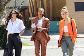 Özellikle sosyal medya hesapları üzerinden verdiği cesur pozlar ile gündeme gelen sara sampaio. Josephine Skriver Jasmine Tookes And Sara Sampaio Step Out Together For Lunch In Los Angeles 260321 7