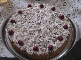 Die übrigen rocher klein schneiden.biskuitboden aus der form. Roche Torte Einfach Lecker Daskochrezept De