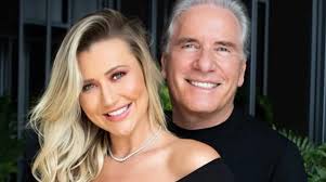 Esposa de Roberto Justus mostra luxuosa mala de maternidade: "perfeita"