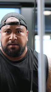 Anyone else or is it just me trying to avoid any eye contact! #gymhumour  #gymlol #gym #fit #gymfails @kindafitkindafat