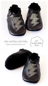 A dear friend of mine just had a baby, and since i love making things for babies i knew i would make something for her. Diy Leather Baby Booties Free Sewing Patterns Fabric Art Diy