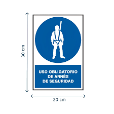 Rotulación de seguridad en construcción: Una vista de una zona de andamios con múltiples rótulos de obligación (casco, arnés) y advertencia (caída de objetos), con enfoque en el acceso controlado.